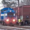 MDDE 801 exchanging freight cars